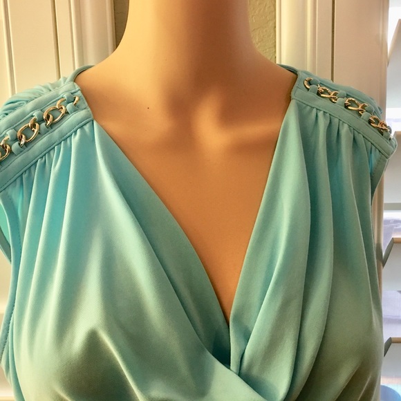 WHBM Tops - 🌸WHBM Great Top w/Chain Detail on Shoulders🌸